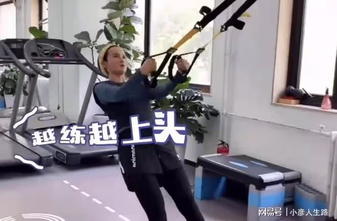 張歆藝的腰快趕上秦嵐的了,分享睡前4個動作,不去健身房也能行