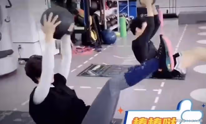 張歆藝的腰快趕上秦嵐的了,分享睡前4個動作,不去健身房也能行