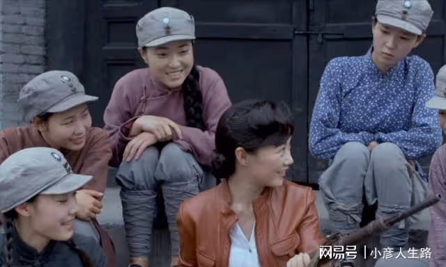 抗日劇變偶像劇?收腰長裙小皮鞋,口紅一塗不像戰士像大戶小姐