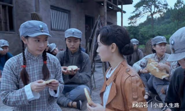 抗日劇變偶像劇?收腰長裙小皮鞋,口紅一塗不像戰士像大戶小姐