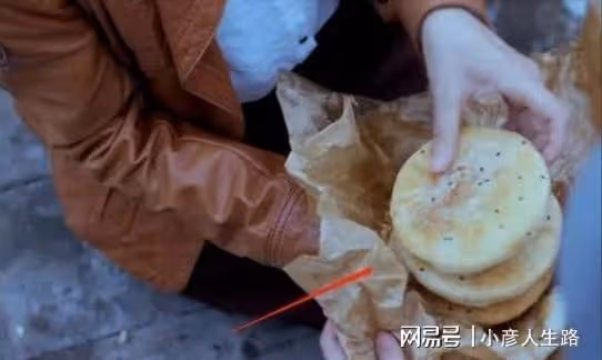 抗日劇變偶像劇?收腰長裙小皮鞋,口紅一塗不像戰士像大戶小姐