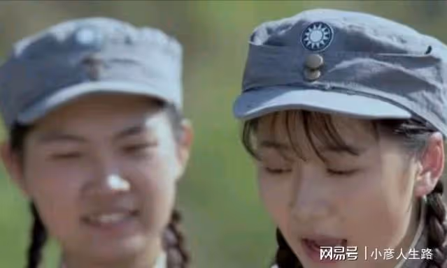 抗日劇變偶像劇?收腰長裙小皮鞋,口紅一塗不像戰士像大戶小姐