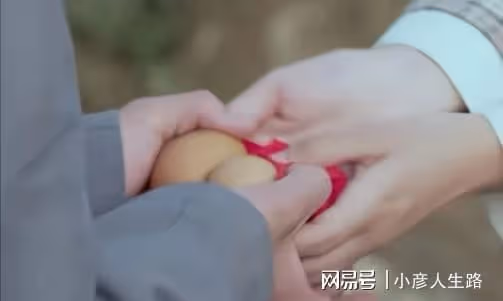 抗日劇變偶像劇?收腰長裙小皮鞋,口紅一塗不像戰士像大戶小姐