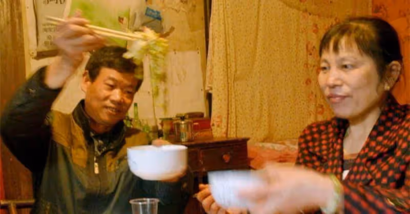 五對夫妻同住一屋，床與床之間只隔一道布簾，要生存就不能講尊嚴