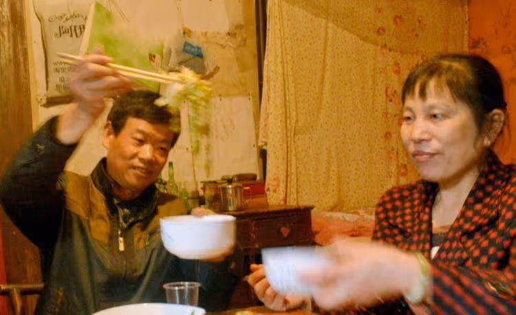 五對夫妻同住一屋,床與床之間只隔一道布簾,要生存就不能講尊嚴