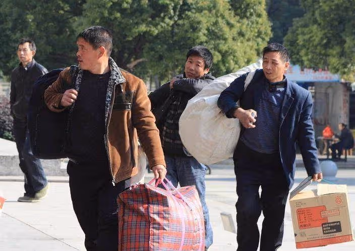 五對夫妻同住一屋,床與床之間只隔一道布簾,要生存就不能講尊嚴
