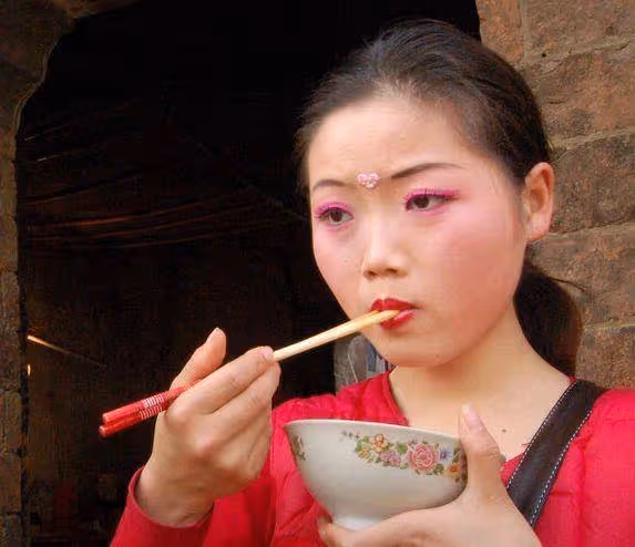 五對夫妻同住一屋,床與床之間只隔一道布簾,要生存就不能講尊嚴