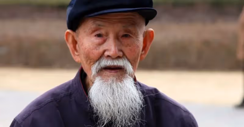 73歲兒子對98歲父親說：爸，你什麼時候才死？你不死我都不敢死