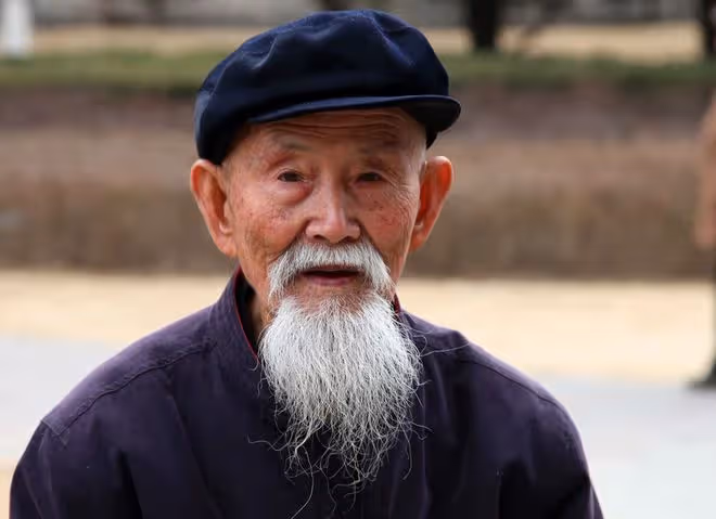 73歲兒子對98歲父親說:爸,你什麼時候才死?你不死我都不敢死