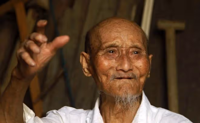 73歲兒子對98歲父親說:爸,你什麼時候才死?你不死我都不敢死