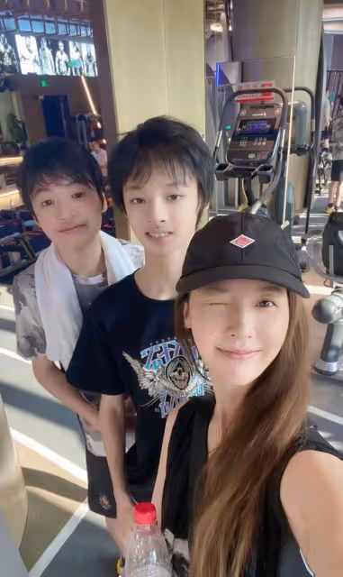 馬景濤前妻素顏嬌嫩似少女,13歲兒子六塊腹肌太驚人,高顏值似爸