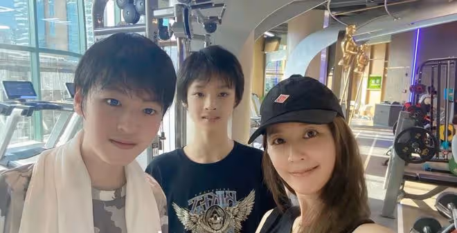 馬景濤前妻素顏嬌嫩似少女,13歲兒子六塊腹肌太驚人,高顏值似爸