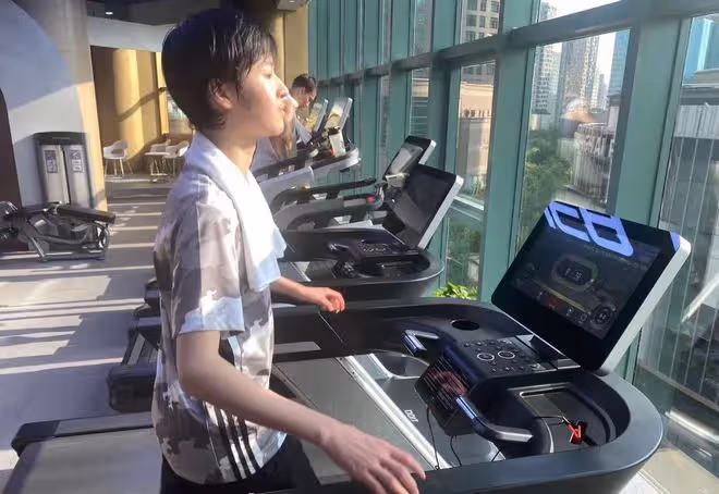 馬景濤前妻素顏嬌嫩似少女,13歲兒子六塊腹肌太驚人,高顏值似爸