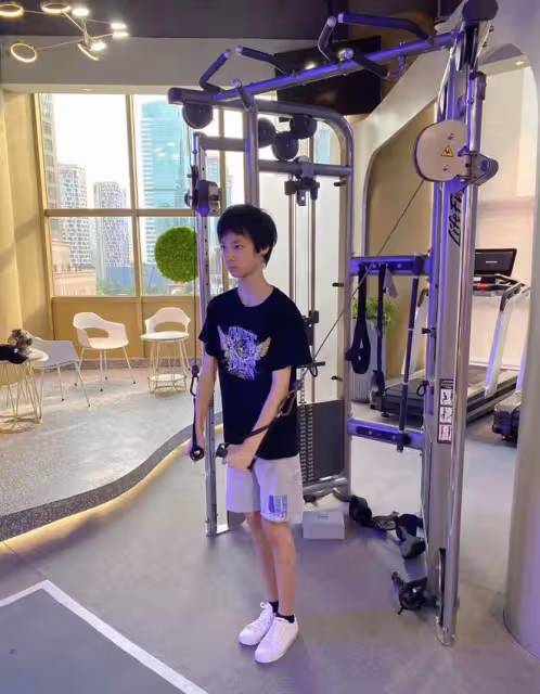 馬景濤前妻素顏嬌嫩似少女,13歲兒子六塊腹肌太驚人,高顏值似爸