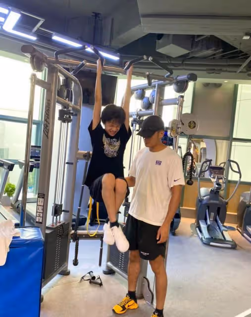 馬景濤前妻素顏嬌嫩似少女,13歲兒子六塊腹肌太驚人,高顏值似爸
