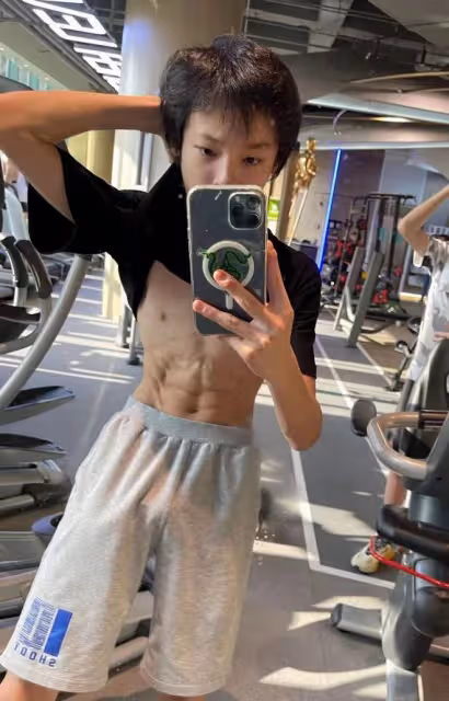 馬景濤前妻素顏嬌嫩似少女,13歲兒子六塊腹肌太驚人,高顏值似爸