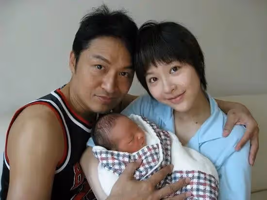馬景濤前妻素顏嬌嫩似少女,13歲兒子六塊腹肌太驚人,高顏值似爸