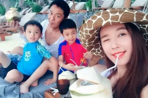 馬景濤前妻素顏嬌嫩似少女,13歲兒子六塊腹肌太驚人,高顏值似爸