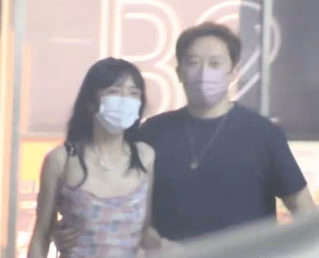 32歲女星戀情曝光!深夜穿弔帶與神秘男牽手擁抱,一路膩歪疑同居