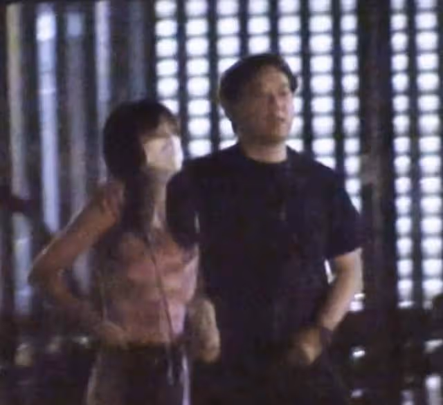 32歲女星戀情曝光!深夜穿弔帶與神秘男牽手擁抱,一路膩歪疑同居
