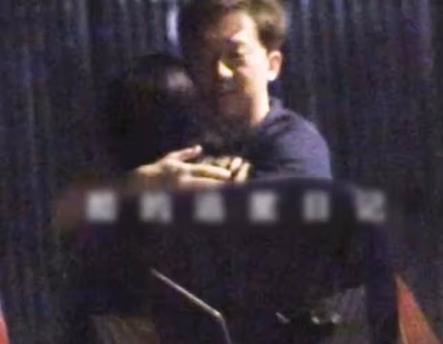 32歲女星戀情曝光!深夜穿弔帶與神秘男牽手擁抱,一路膩歪疑同居