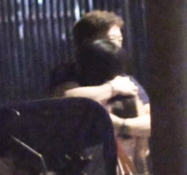 32歲女星戀情曝光!深夜穿弔帶與神秘男牽手擁抱,一路膩歪疑同居