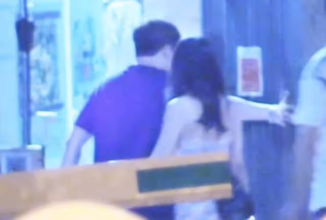 32歲女星戀情曝光!深夜穿弔帶與神秘男牽手擁抱,一路膩歪疑同居