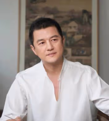 李亞鵬帶老婆外出吃飯,在飯桌上抽菸,金喜身形纖細不似一胎媽
