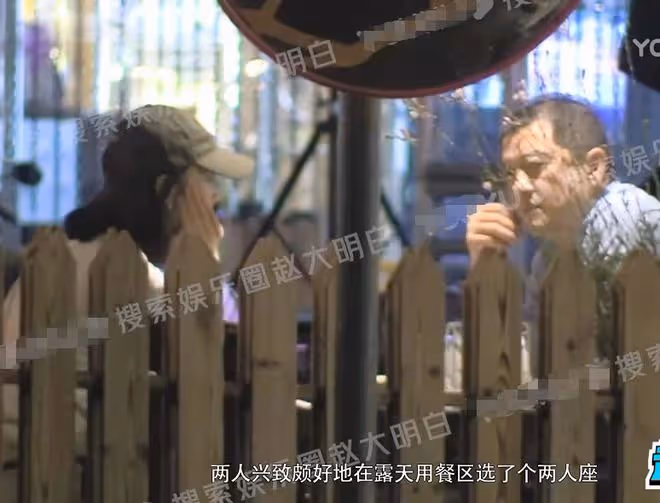李亞鵬帶二婚妻子外出,金喜痴看丈夫變望夫石,皮膚水嫩似少女