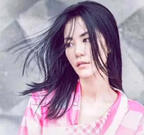 李亞鵬帶二婚妻子外出,金喜痴看丈夫變望夫石,皮膚水嫩似少女