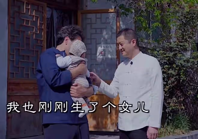 李亞鵬帶二婚妻子外出,金喜痴看丈夫變望夫石,皮膚水嫩似少女