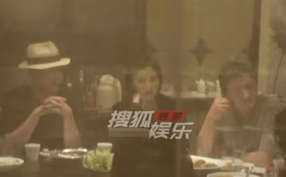 李亞鵬帶二婚妻子外出,金喜痴看丈夫變望夫石,皮膚水嫩似少女