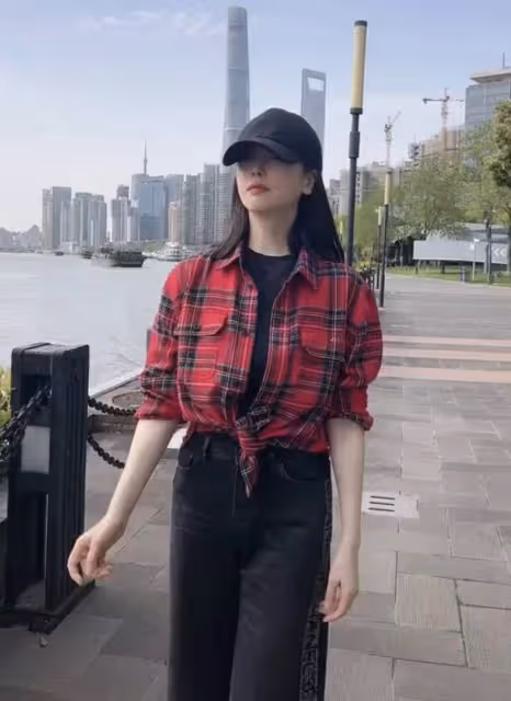 45歲左小青街頭扭腰擺胯，與神秘男牽手引猜疑，一年前與富商離婚