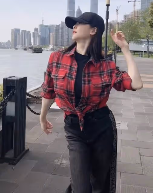 45歲左小青街頭扭腰擺胯，與神秘男牽手引猜疑，一年前與富商離婚