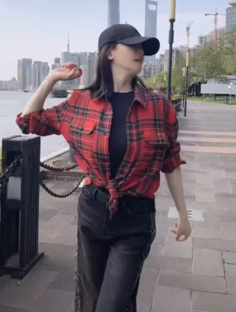 45歲左小青街頭扭腰擺胯，與神秘男牽手引猜疑，一年前與富商離婚