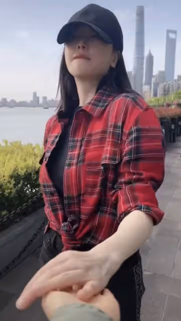 45歲左小青街頭扭腰擺胯，與神秘男牽手引猜疑，一年前與富商離婚