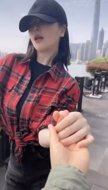 45歲左小青街頭扭腰擺胯，與神秘男牽手引猜疑，一年前與富商離婚