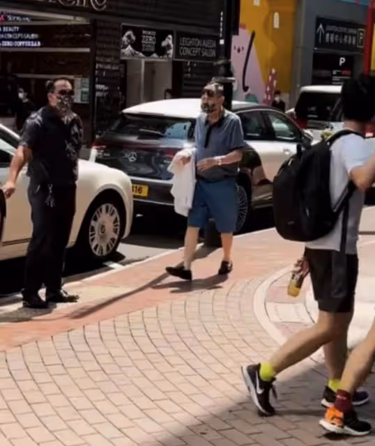 86歲趙世曾攜美女現身街頭,步履蹣跚顯老態,曾花百萬牽手林志玲