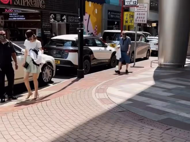 86歲趙世曾攜美女現身街頭,步履蹣跚顯老態,曾花百萬牽手林志玲