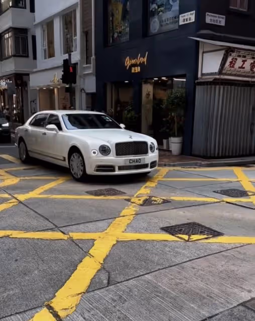 86歲趙世曾攜美女現身街頭,步履蹣跚顯老態,曾花百萬牽手林志玲