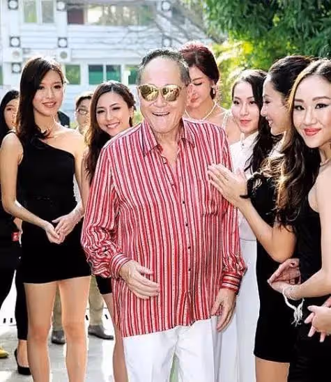 86歲趙世曾攜美女現身街頭,步履蹣跚顯老態,曾花百萬牽手林志玲