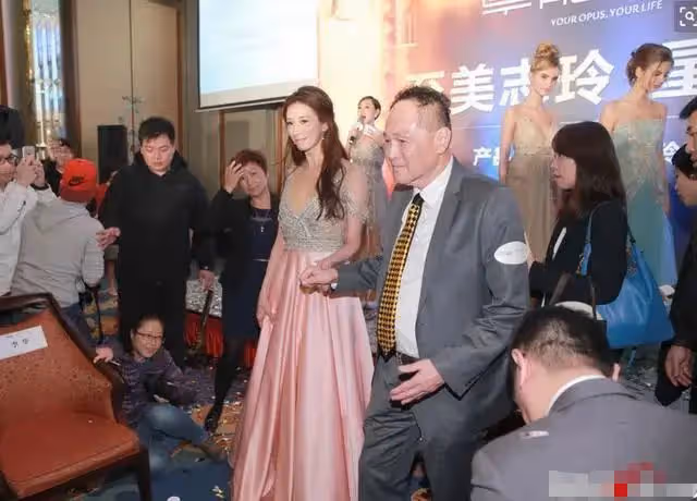 86歲趙世曾攜美女現身街頭,步履蹣跚顯老態,曾花百萬牽手林志玲