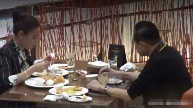 86歲趙世曾攜美女現身街頭,步履蹣跚顯老態,曾花百萬牽手林志玲