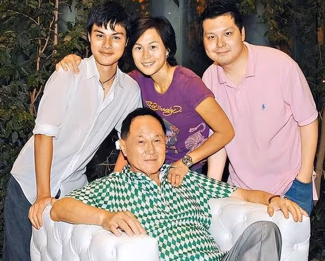 86歲趙世曾攜美女現身街頭,步履蹣跚顯老態,曾花百萬牽手林志玲