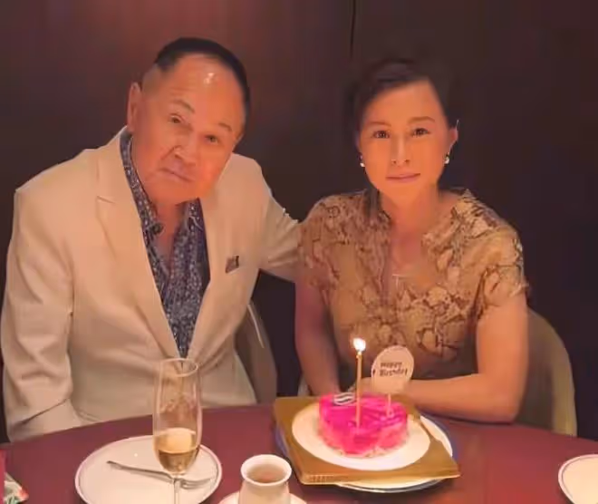 86歲趙世曾攜美女現身街頭,步履蹣跚顯老態,曾花百萬牽手林志玲