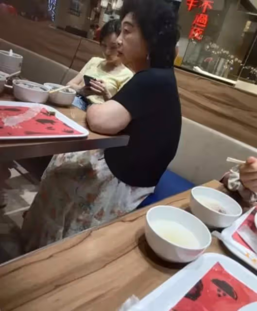 柳岩陪媽媽吃飯 身材暴瘦大變樣 逛打折店超節儉