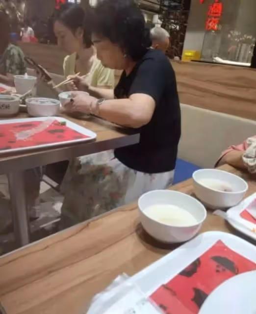柳岩陪媽媽吃飯 身材暴瘦大變樣 逛打折店超節儉