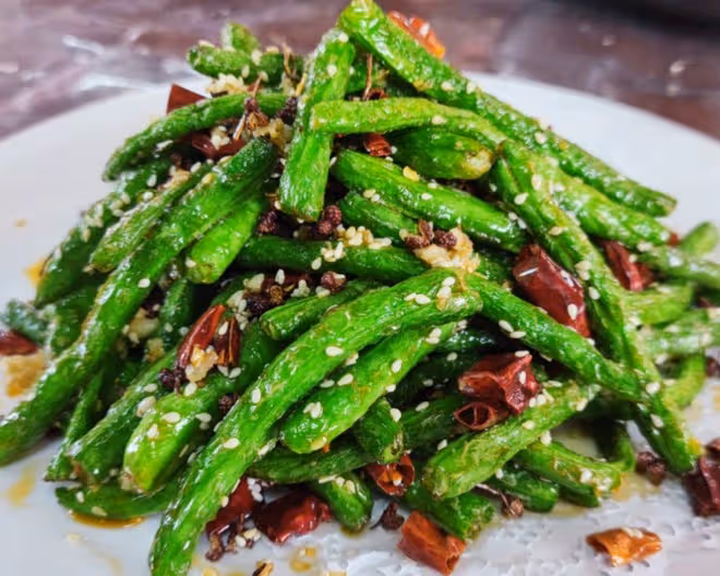 色澤鮮艷麻辣鮮香的《干煸龍豆角》