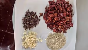 色澤鮮艷麻辣鮮香的《干煸龍豆角》