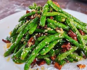 色澤鮮艷麻辣鮮香的《干煸龍豆角》